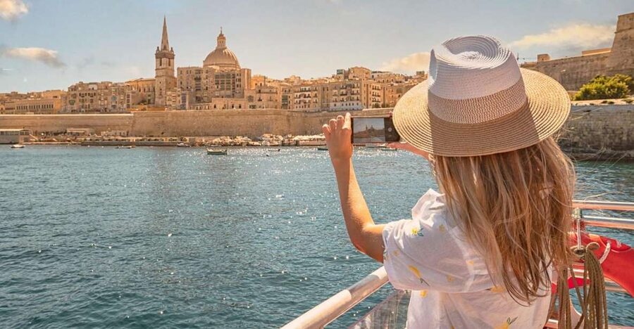 Afternoon Harbours Cruise with Guide and Roundtrip Transfers - Key Points at a Glance