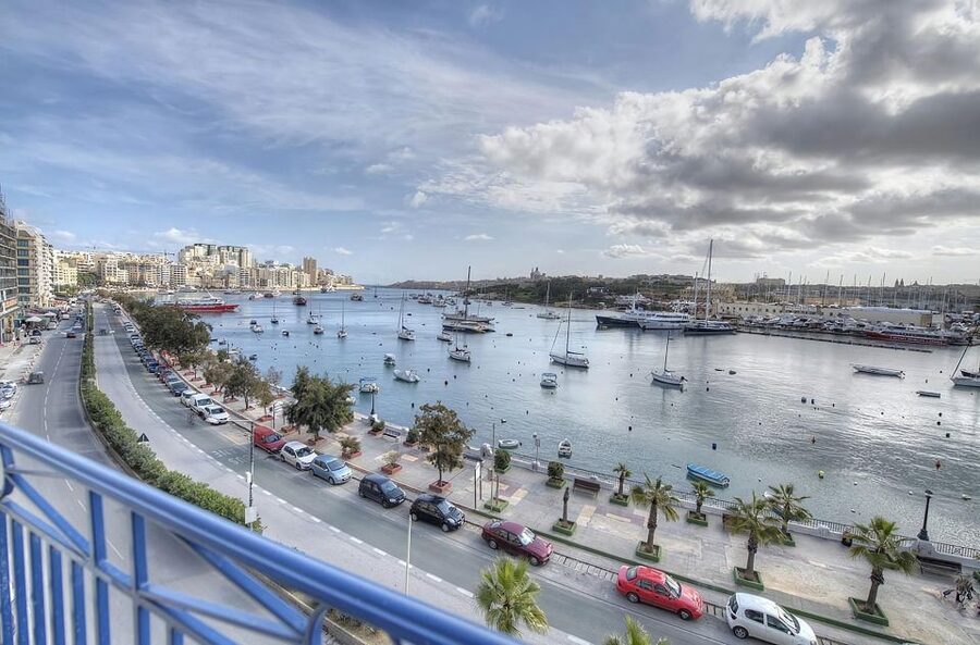 Afternoon Harbours Cruise with Guide and Roundtrip Transfers - The Forts, Battlements, and the Lower Barrakka Gardens Angle