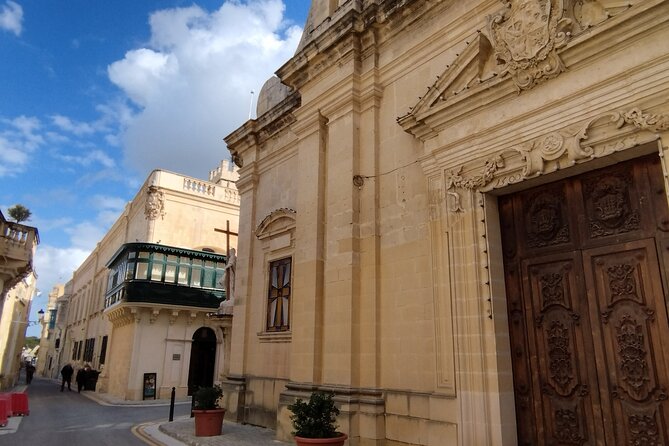 Best of Mdina and Rabat Walking Tour - Where the tour starts: Main Gate of Mdina and a red umbrella