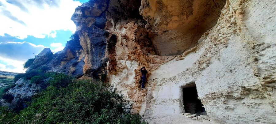 Gozo Unveiled: Guided Hiking in Gozo - South East - The abandoned pumping station stop: history you can point at