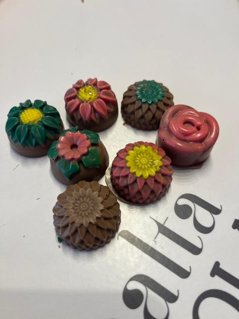 Malta: Chocolate Making Workshop - Decorating time and the one-hour reality check