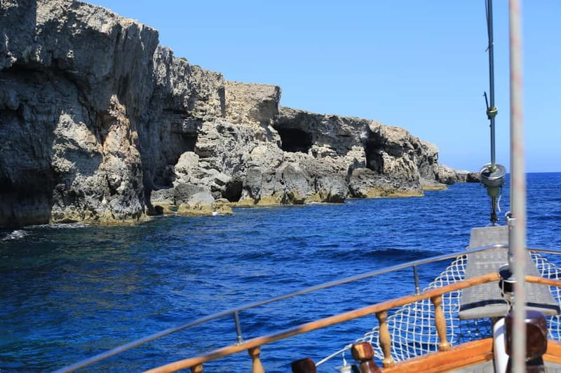 Malta: Comino+ Santa Maria Bay, Blue Lagoon + Seacaves tour - Onboard comfort: pillows, shade time, masks deposit, and the shower