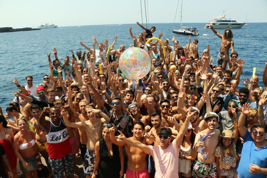 Malta: Lazy Pirate Boat Party with Drinks & Food - Meeting Point in Sliema: Finding the Boat Fast