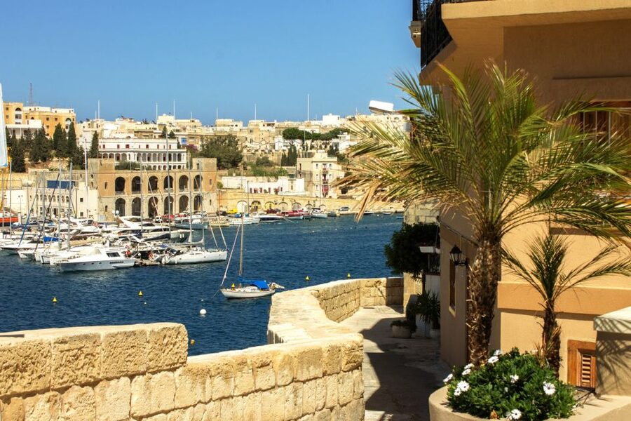 Malta: Vintage Bus Ride through the Three Cities - Senglea: walled streets, a land bridge, and L’Isola di San Giuliano