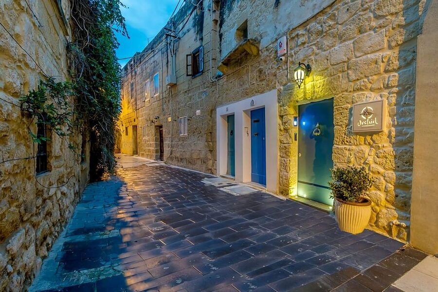 Mdina: Valletta Waterfront Area, Mdina, and Rabat Night Tour - Valletta bastions and fortifications: the big picture from the bus