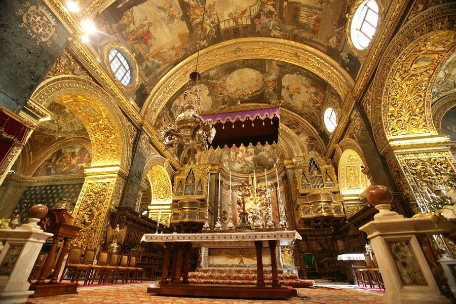 Valletta: Guided Walking Tour with St. John's Co-Cathedral - Entering Valletta the right way: 10:00 AM at the New Parliament