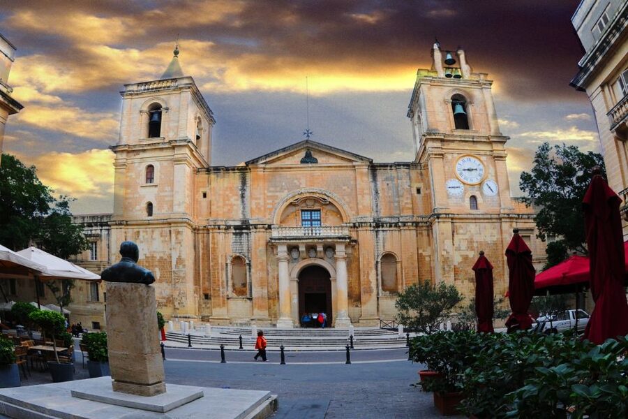 Valletta Half Day inc St. John's Cathedral, Malta Experience - Getting your bearings in Valletta’s Baroque city core