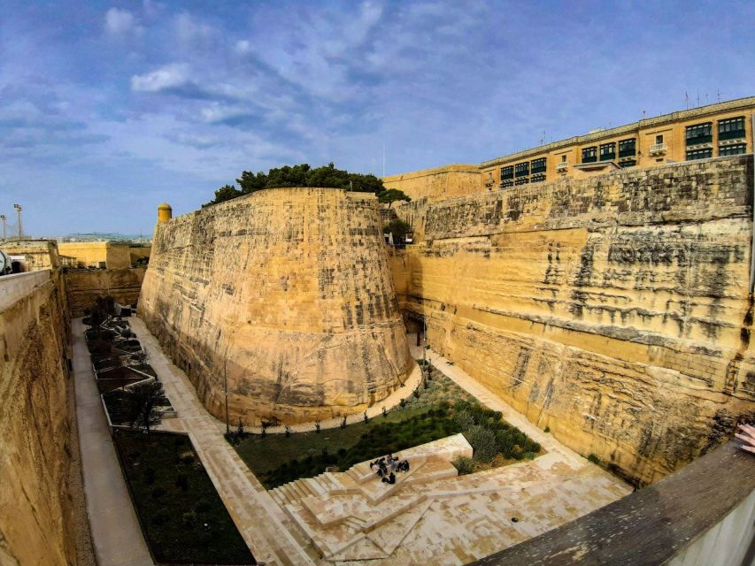 Valletta: Self-Guided Historical Walking Tour (Audio Guide) - Lower Barrakka, the Siege Bell War Memorial, and a classic “pause and look” stop