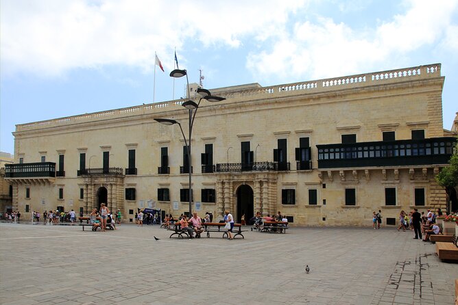 Valletta Walking Tour, In a Small Group - Upper Barrakka Gardens: the harbour views, and the cannon question
